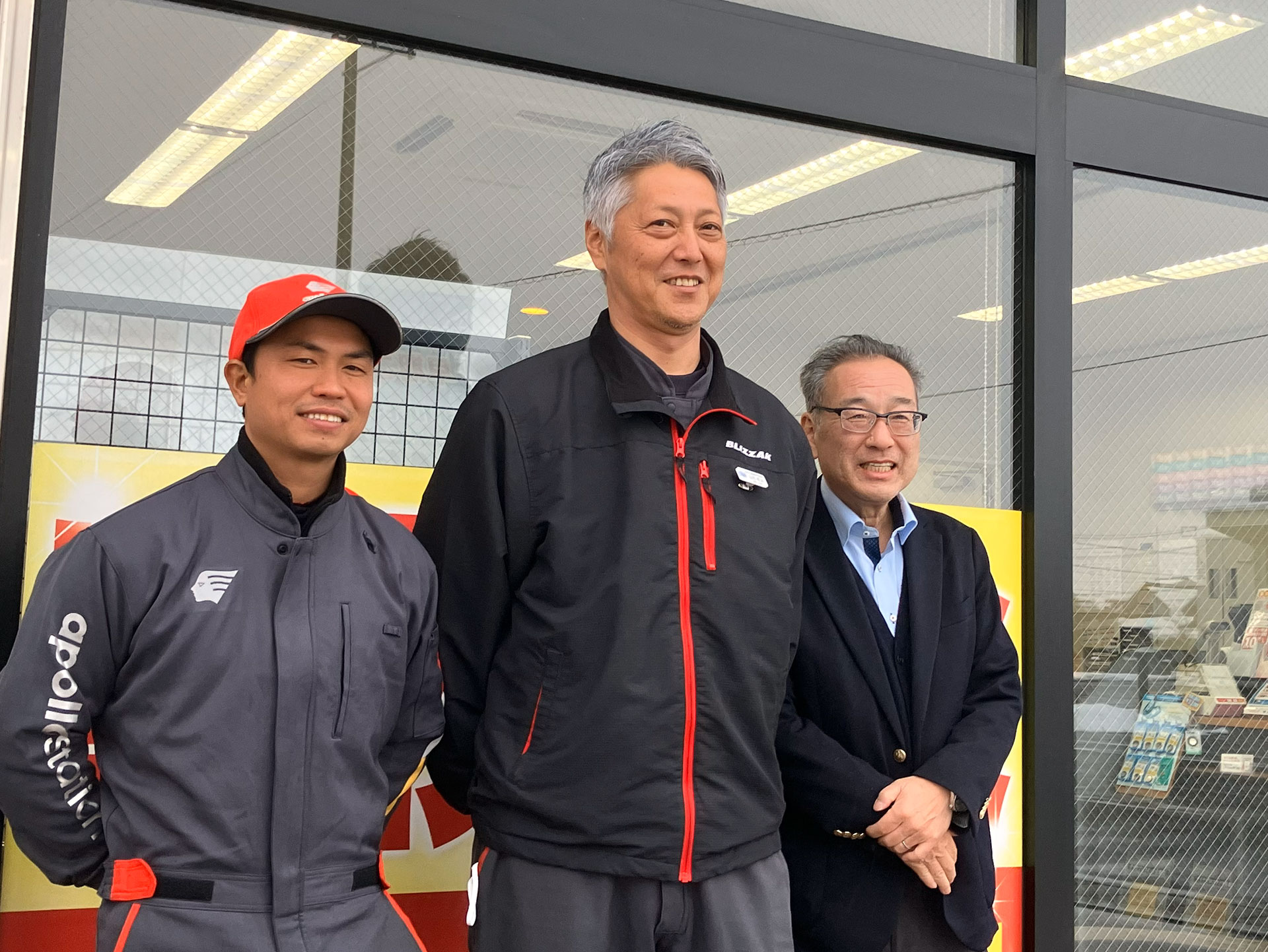 フックさん（左）と山内所長（中）、弊社担当者の小倉（右）