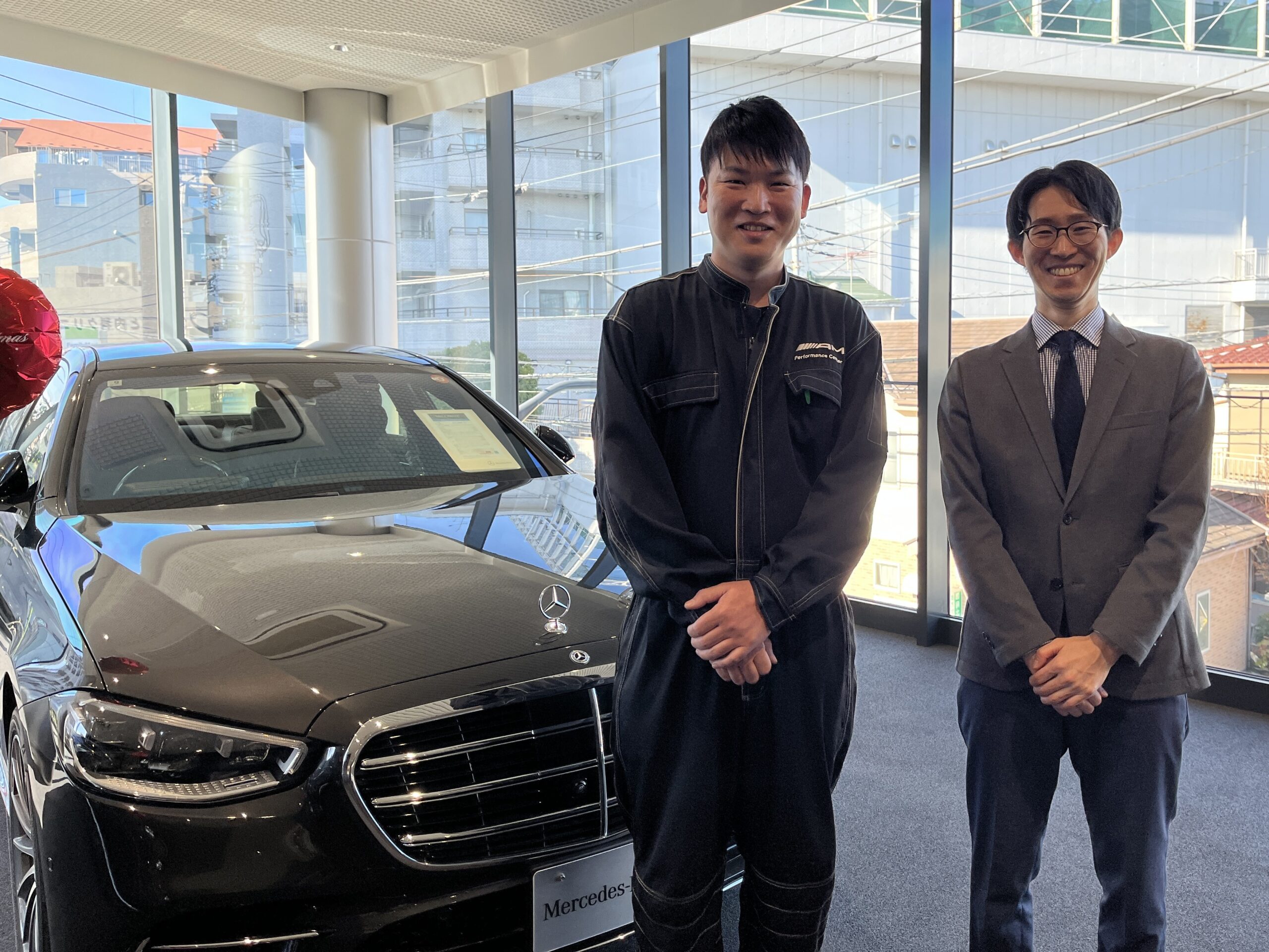 工場内で先輩スタッフと笑顔を見せるカンさん